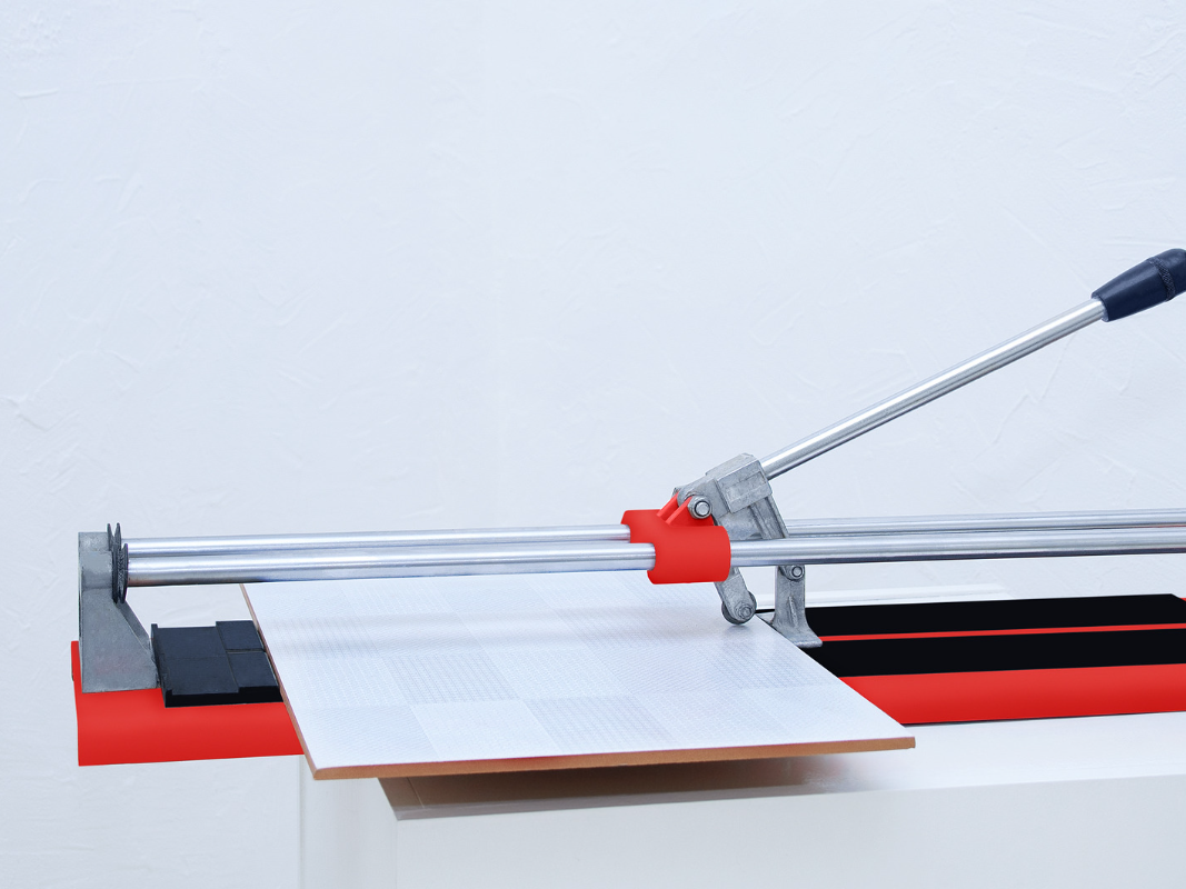 Een professionele tegelsnijder, een essentieel stuk gereedschap voor tegelprojecten.